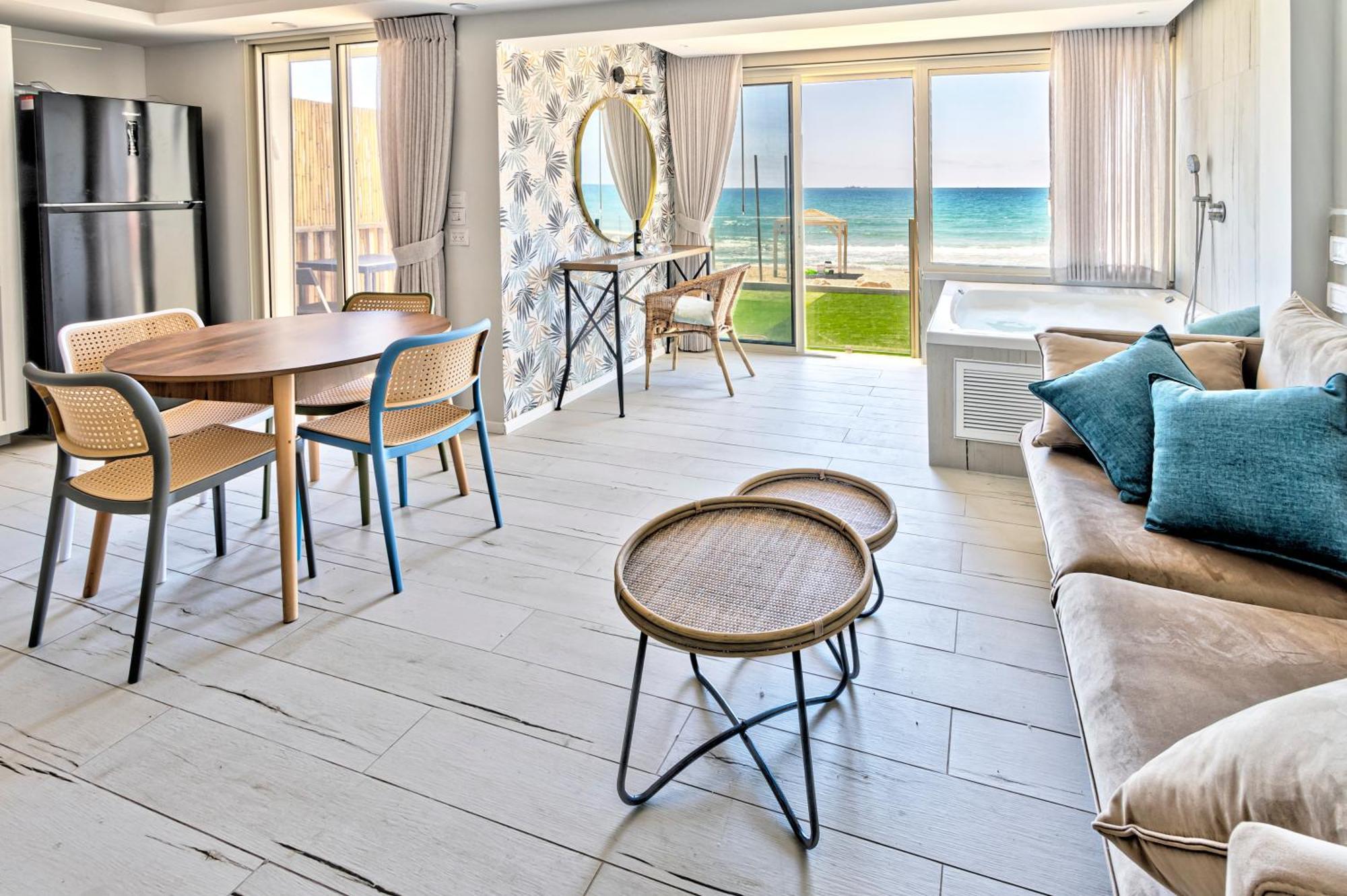 בית חוף מושלם עם גקוזי ומרפסת - Beachside Bliss W Jacuzzi Χάιφα Εξωτερικό φωτογραφία